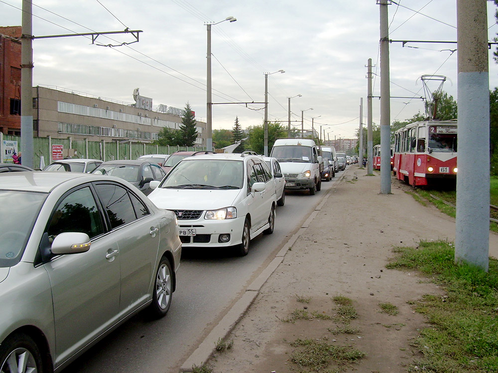 В этом месте на улице Богдана Хмельницкого по утрам всегда пробки. Их нет только летом