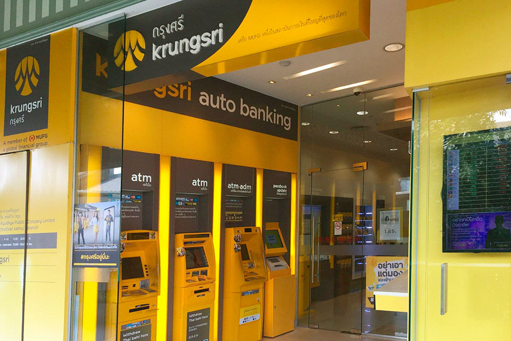 Удобнее всего оказалось снимать деньги в Krungsri Bank. Заметите его отделения и банкоматы по жизнерадостному желтому цвету