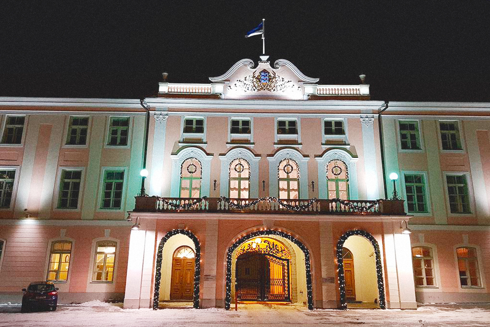 Замок Тоомпеа — это здание парламента Эстонии, куда пускают по предварительной записи на официальном сайте. Экскурсии внутри замка бесплатные