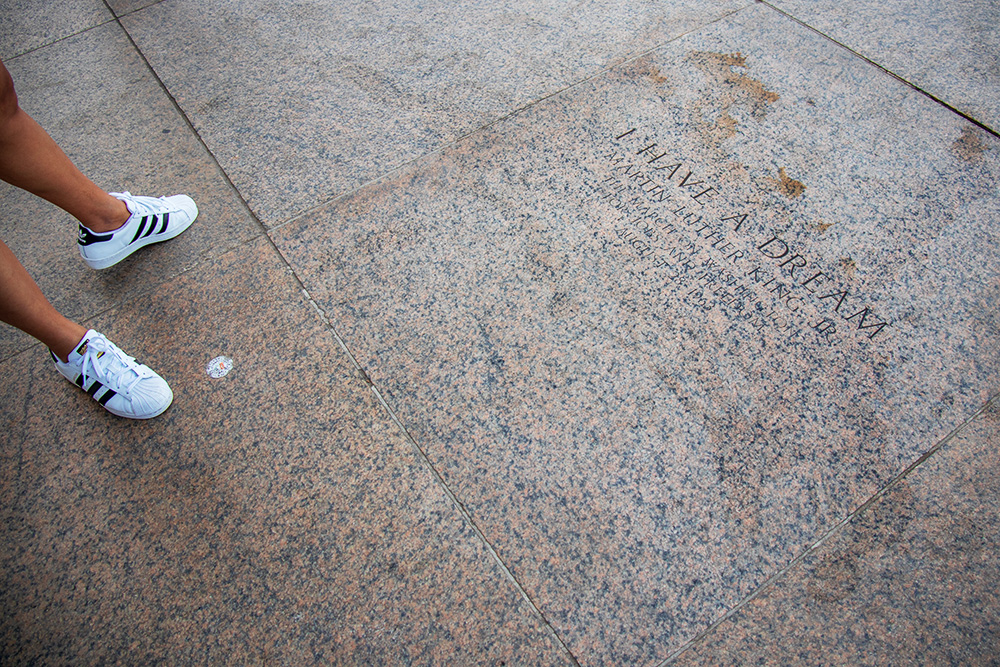 На одной из плит монумента Линкольна высечена надпись «У меня есть мечта». Это название самой известной речи Мартина Лютера Кинга, которую он произнес, стоя на этом месте. Политик мечтал, чтобы у белых и черных были равные гражданские права