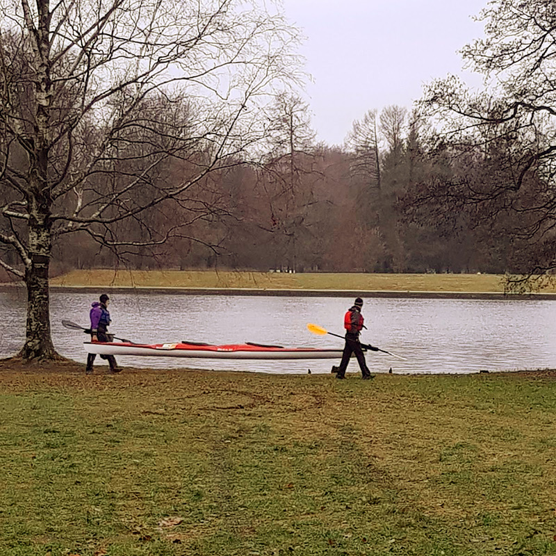 У нас потепление, идет дождь. Лед на речках растаял, поэтому по пути вижу любителей гребного спорта, которые ловят момент для тренировки в декабре