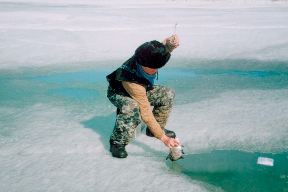 А вот зимой рыбаку придется провести несколько часов на льду. Так что понадобятся и теплая одежда, и специальное снаряжение