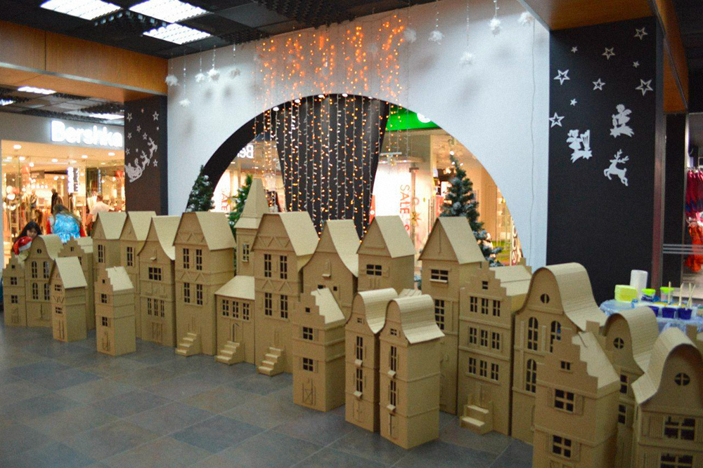 А это заготовки для мероприятия в ТЦ «Акварель». Александра сделала картонные домики, которые отдадут детям на раскраску