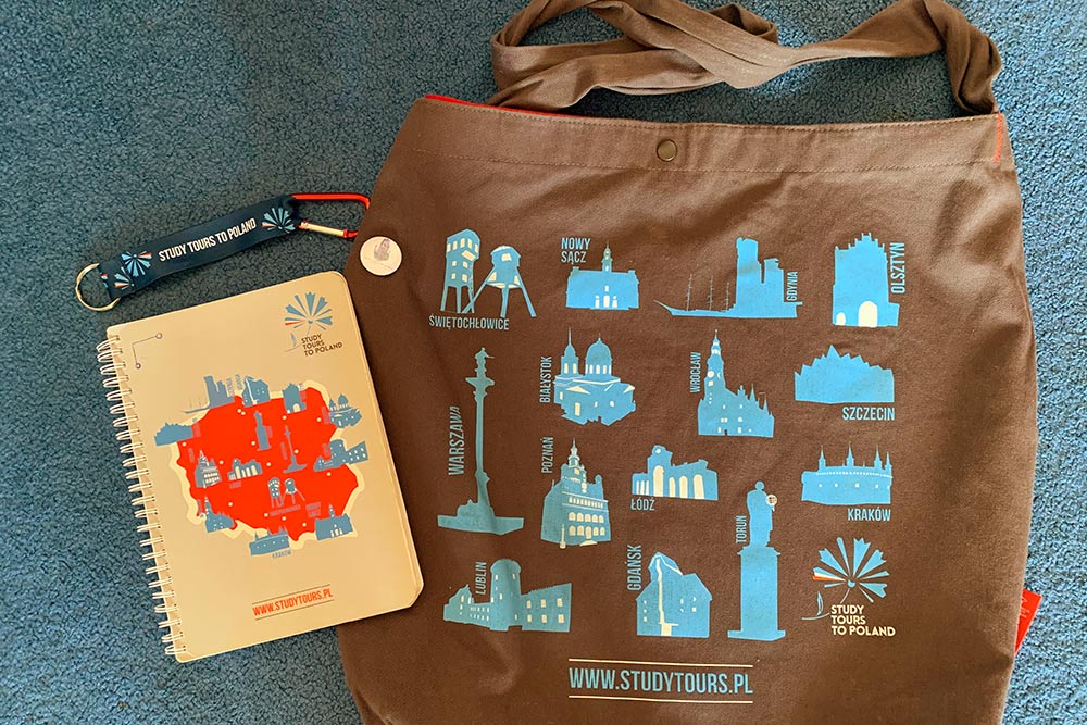 Когда мы прибыли в Польшу, нам подарили вещи с символикой программы: сумку и блокнот