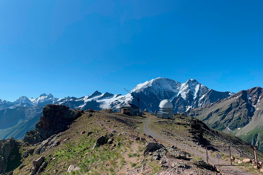 Обсерватория находится на высоте 3150 м, оттуда видны горы Грузии. Гора с двумя вершинами слева вдалеке — Ушба