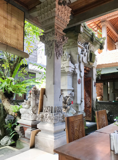 Место для приема пищи в балийском доме
