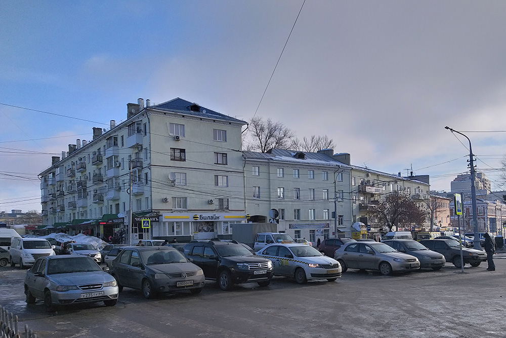 Саратовские таксисты ждут выходящих из ж/д вокзала. Брендированные автомобили встречаются только в «Яндекс-такси» и «Метро»