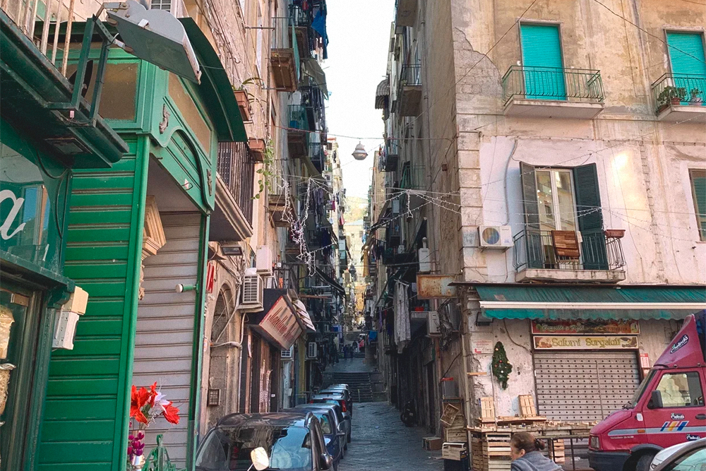 Испанский квартал — тоже исторический район города, такой классический Неаполь с узкими улочками, шумными итальянцами и снующими туда-сюда мопедами
