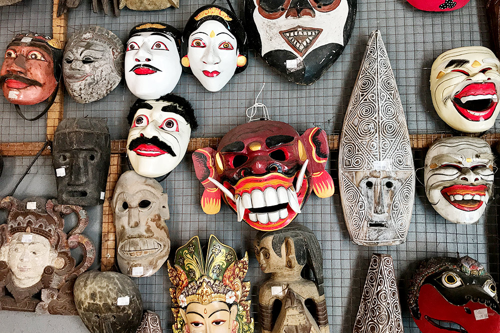 На Бали развито искусство резьбы по дереву. Такие маски для интерьера стоят в пределах 2000 ₽, а смотрятся здорово