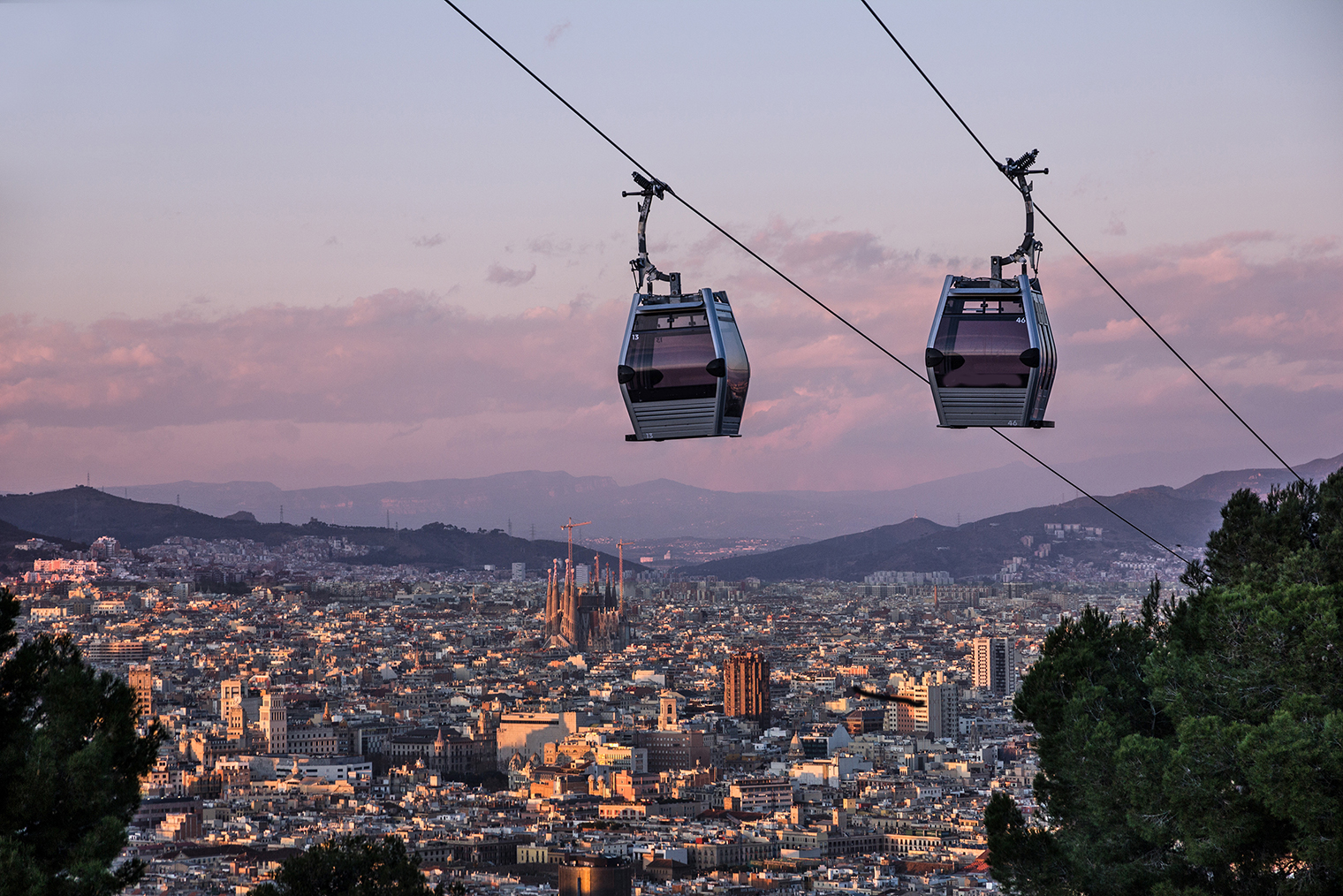 Барселона в закатном солнце. Фотография: Travel Faery / Shutterstock