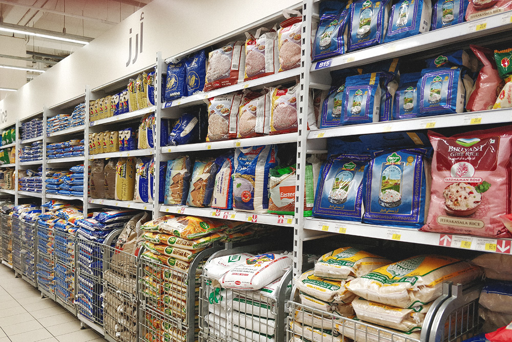 Секция риса в любом супермаркете Саудовской Аравии одна из самых больших. Рис — основа арабской кухни, и на Ближнем Востоке его едят в больших количествах