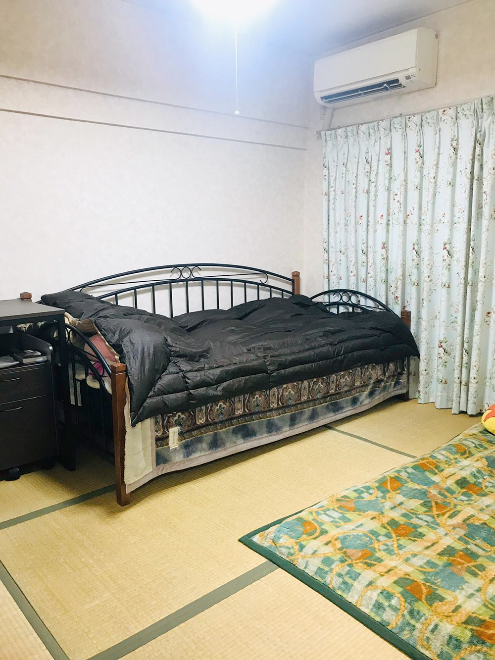 В каждом японском доме хотя бы одна комната устлана плетенными из тростника ковриками — татами. В ней не должно быть мебели, а спать нужно на футоне, который днем убирается в шкаф. Но я так и не отучилась от нормальной кровати