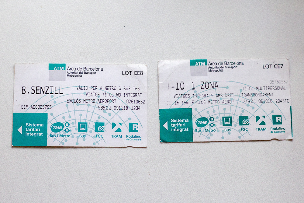 Слева — билет на одну поездку, справа — проездной Т10. В поездку включена бесплатная пересадка в течение полутора часов, например с автобуса на метро