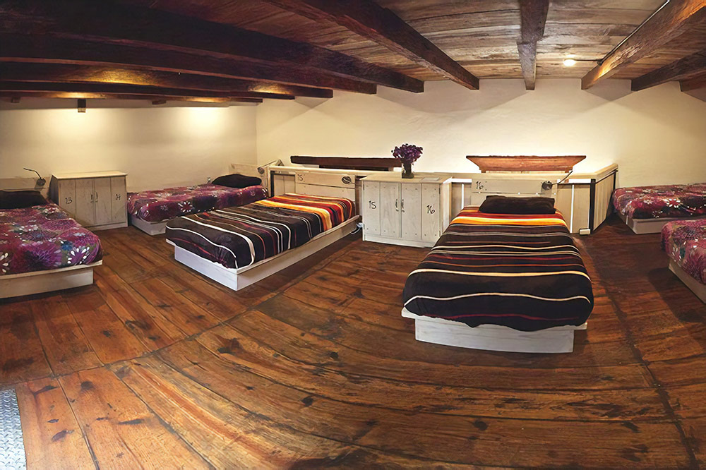 В хостеле широкие и удобные кровати, но нет шторок. Это может быть некомфортно. Источник: booking.com