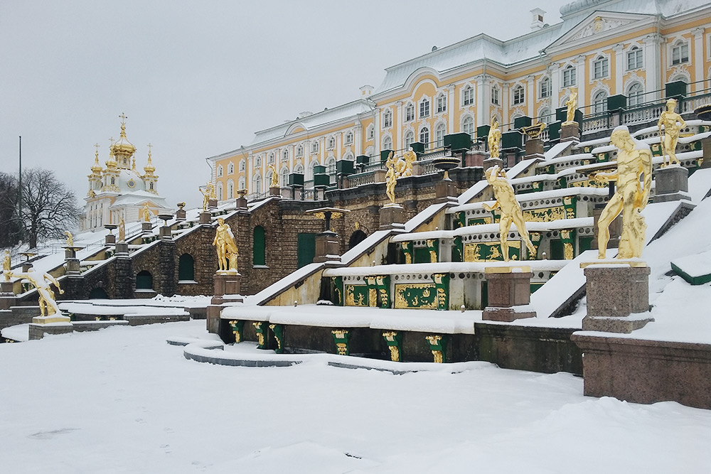 На мой взгляд, золотые скульптуры петергофских фонтанов под снегом смотрятся менее пафосно, чем летом