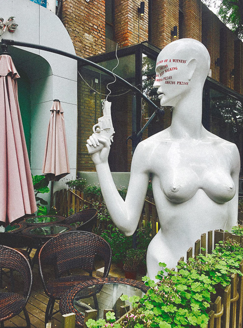 В арт-зоне 798 запросто можно встретить очень реалистичное изображение женской груди, несмотря на то что в китайском интернете запрещено показывать оголенные части тела