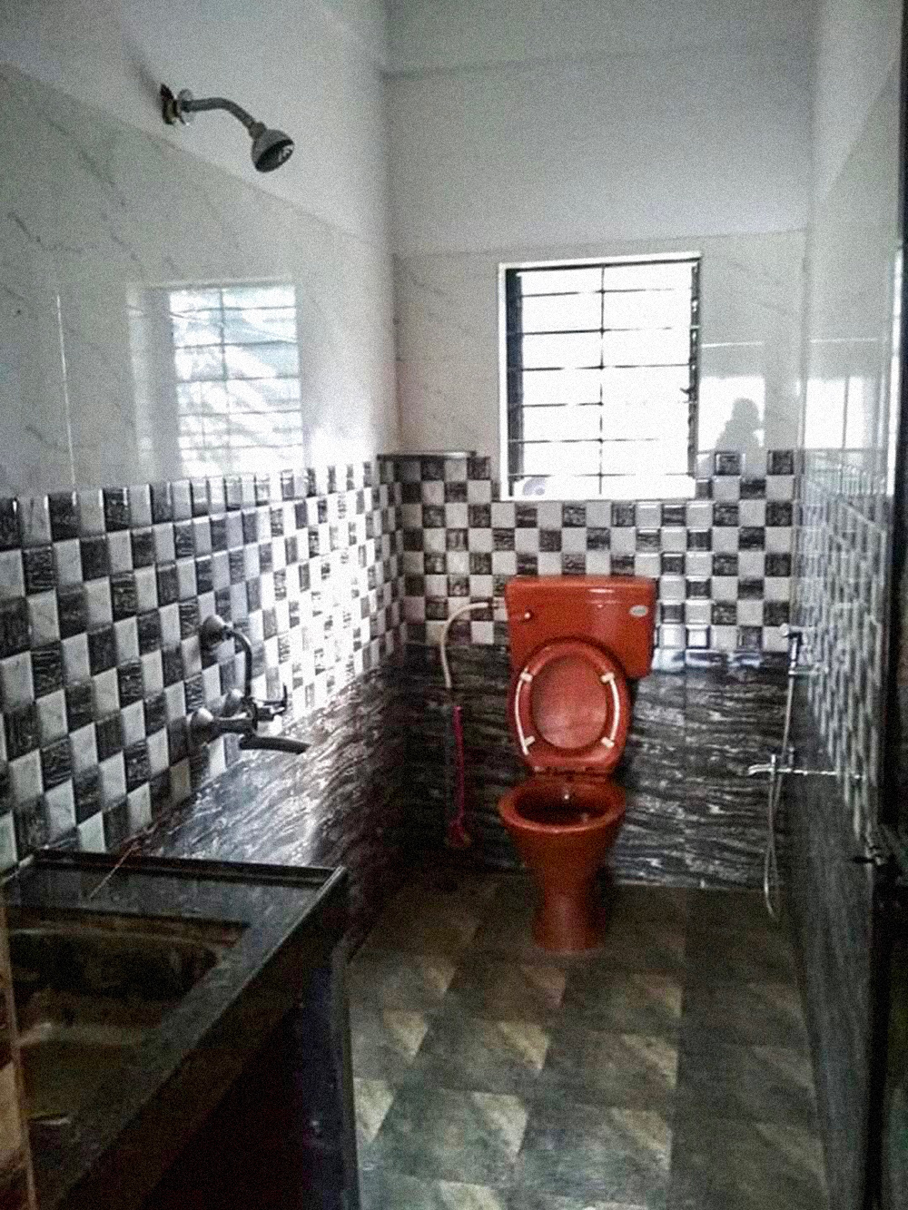 Такой санузел в Гоа ласково называют «душалет»: унитаз с лейкой для гигиенических потребностей, а рядом на стене обычный душ. Слив находится в углу, около унитаза