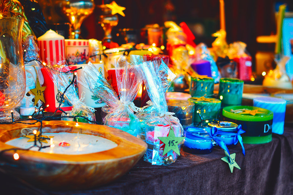 На рождественской ярмарке продают не только еду: тут можно купить свечки, статуэтки, украшения и сладости
