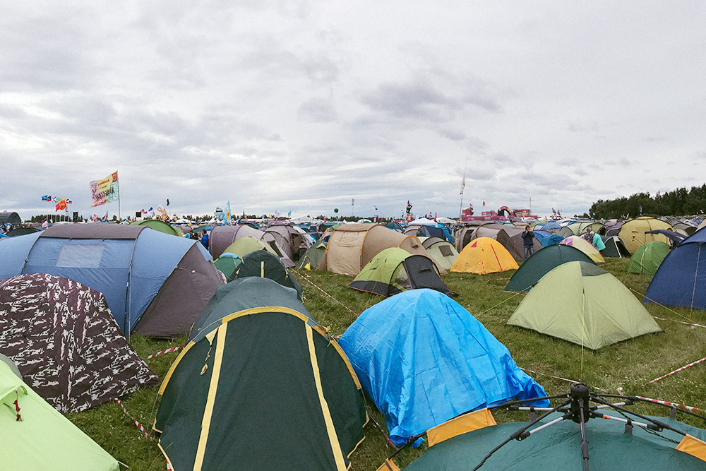 Большие компании расставляют палатки так, чтобы в центре оставался участок общей территории для посиделок. Внешние границы обозначают лентой, чтобы личное пространство не нарушали посторонние