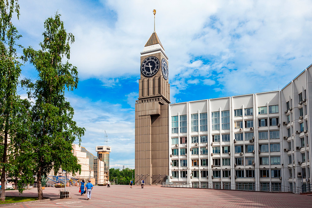 На здании администрации у нас свой Биг⁠-⁠Бен. Часы «бьют» каждый час по количеству часов. Автор: saiko3p / Shutterstock
