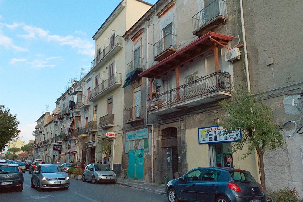 Сан-Джиованни — один из самых бедных и криминальных районов Неаполя. Здесь расположена академия
