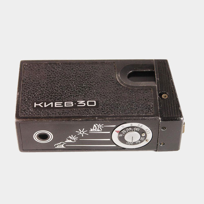 ✅ Урри из фильма «Приключения Электроника» использовал фотоаппарат «Киев⁠-⁠30». Камера похожа на шпионскую, но на самом деле у нее есть маленький видоискатель