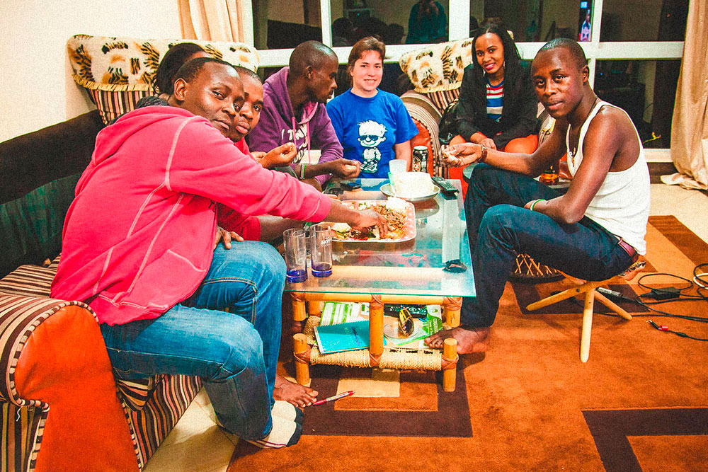В Кении принято ужинать в кругу семьи и друзей. Мы следовали местному этикету, поэтому отказались от приборов и ели руками
