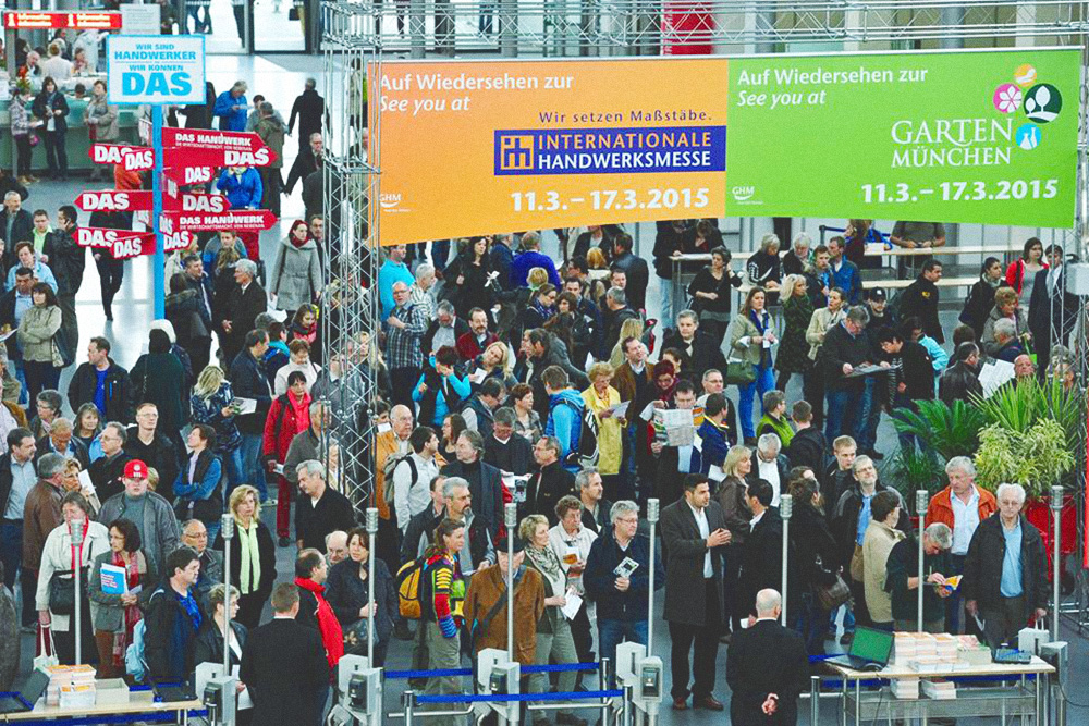 Посетители стоят в очереди на вход на выставку «Internationale Handwerksmesse» в Мюнхене в марте 2015 года