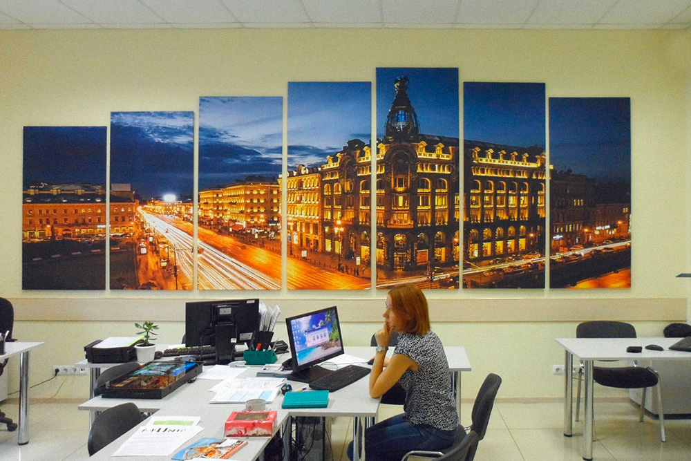 Примеры картин в разных офисах и в аэропорту Пулково