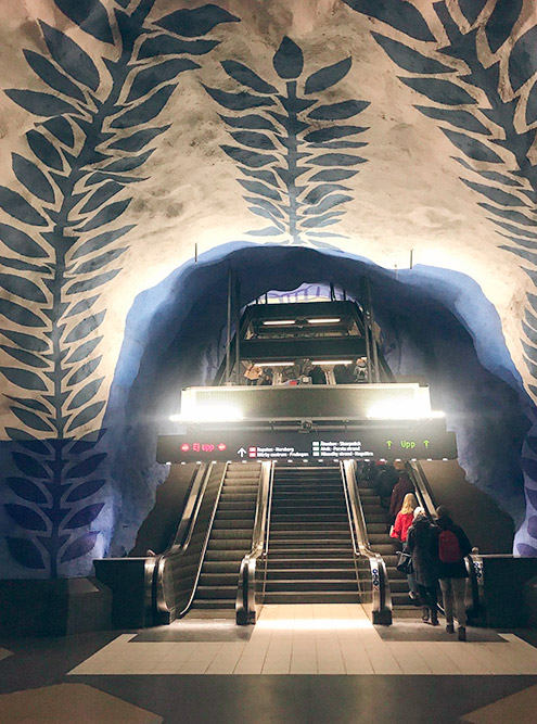 Единственное в Швеции метро находится в Стокгольме. Туристы ходят туда как в музей. На фото — T⁠-⁠Centralen