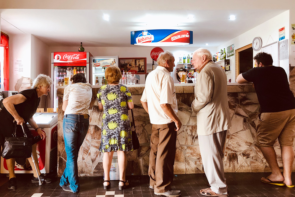 Венгерские путешественники в придорожном кафе недалеко от границы с Австрией