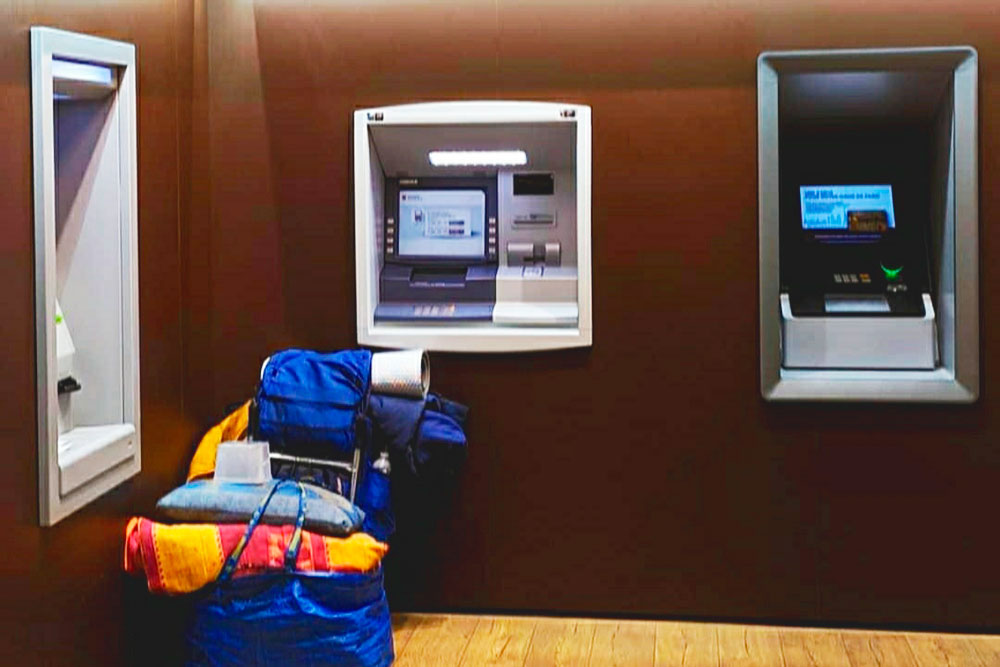 Зимой в отапливаемых помещениях для банкоматов можно встретить людей, которые пришли сюда с вещами переночевать