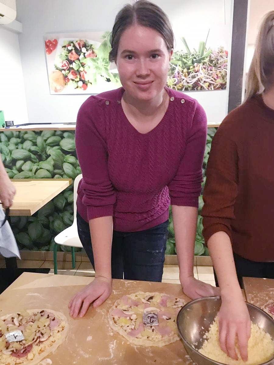 Это я в социальной пиццерии Fiero, где мы приготовили пиццу. Нам рассказали, что туда нанимают тех, кому грозит нищета или социальная изоляция. Мне там понравилось: все сотрудники были приветливыми, а пицца — вкусной