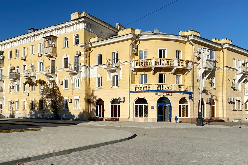 «Сталинка» на Октябрьской площади. Двухкомнатная квартира здесь стоит около 2,5 млн рублей