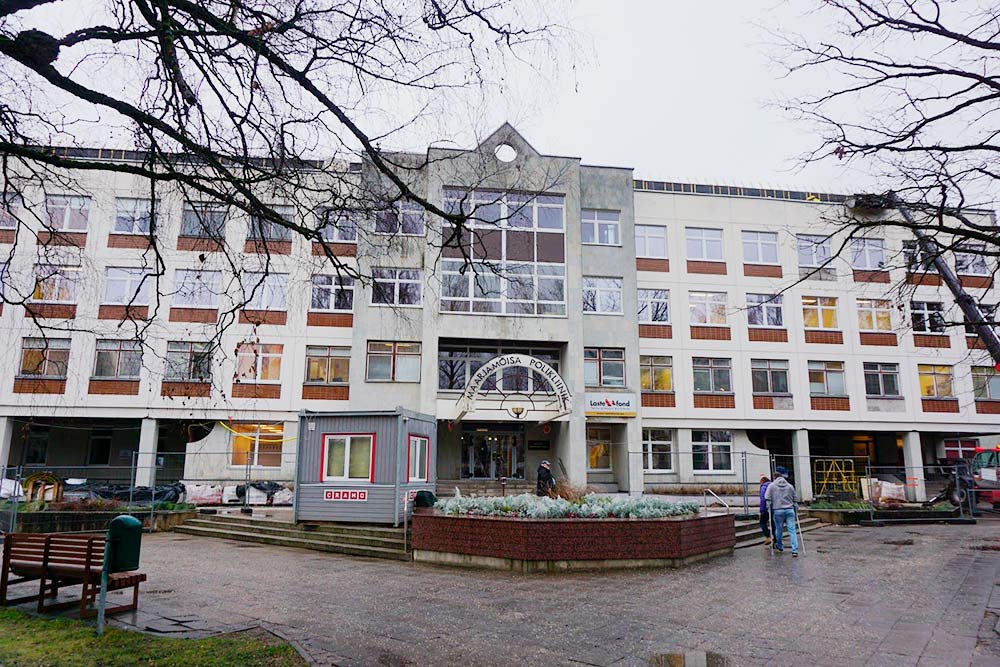 Это «клиникум» при университете в Тарту — то есть студенческая больница. Это единственный университетский госпиталь в Эстонии и единственное в стране медицинское учреждение, в котором проводятся операции по трансплантации почек, аллогенного костного мозга, печени и легких