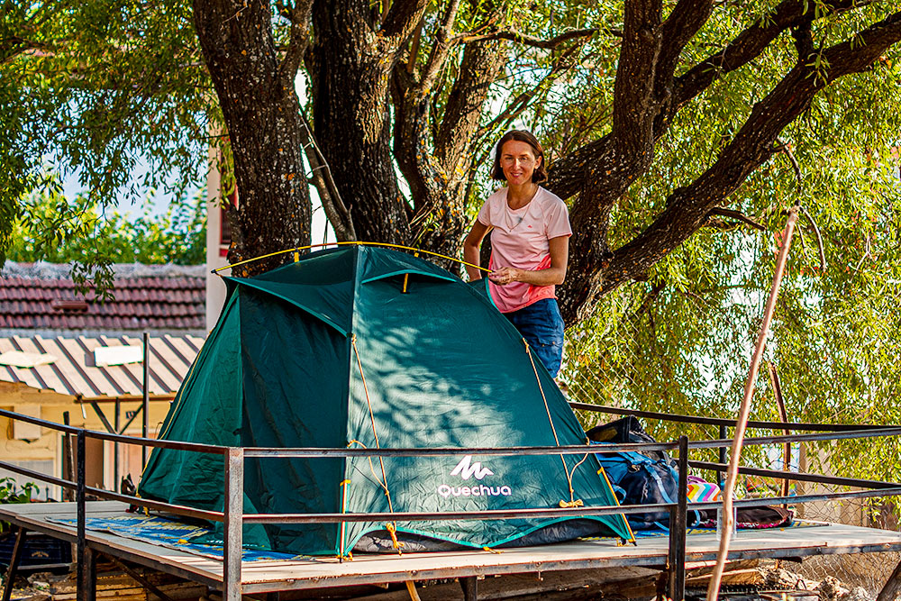 Мы поставили палатку на невысоком помосте под деревом. Спать было так же жестко, как на земле