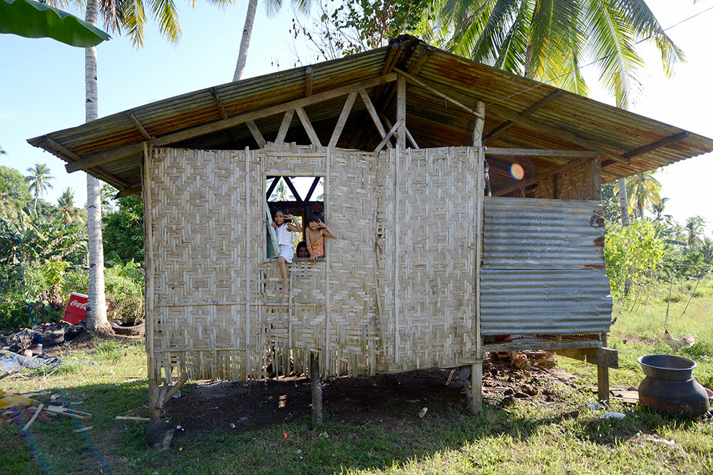 Филиппинский домик в центре острова Самал. Здесь живут люди