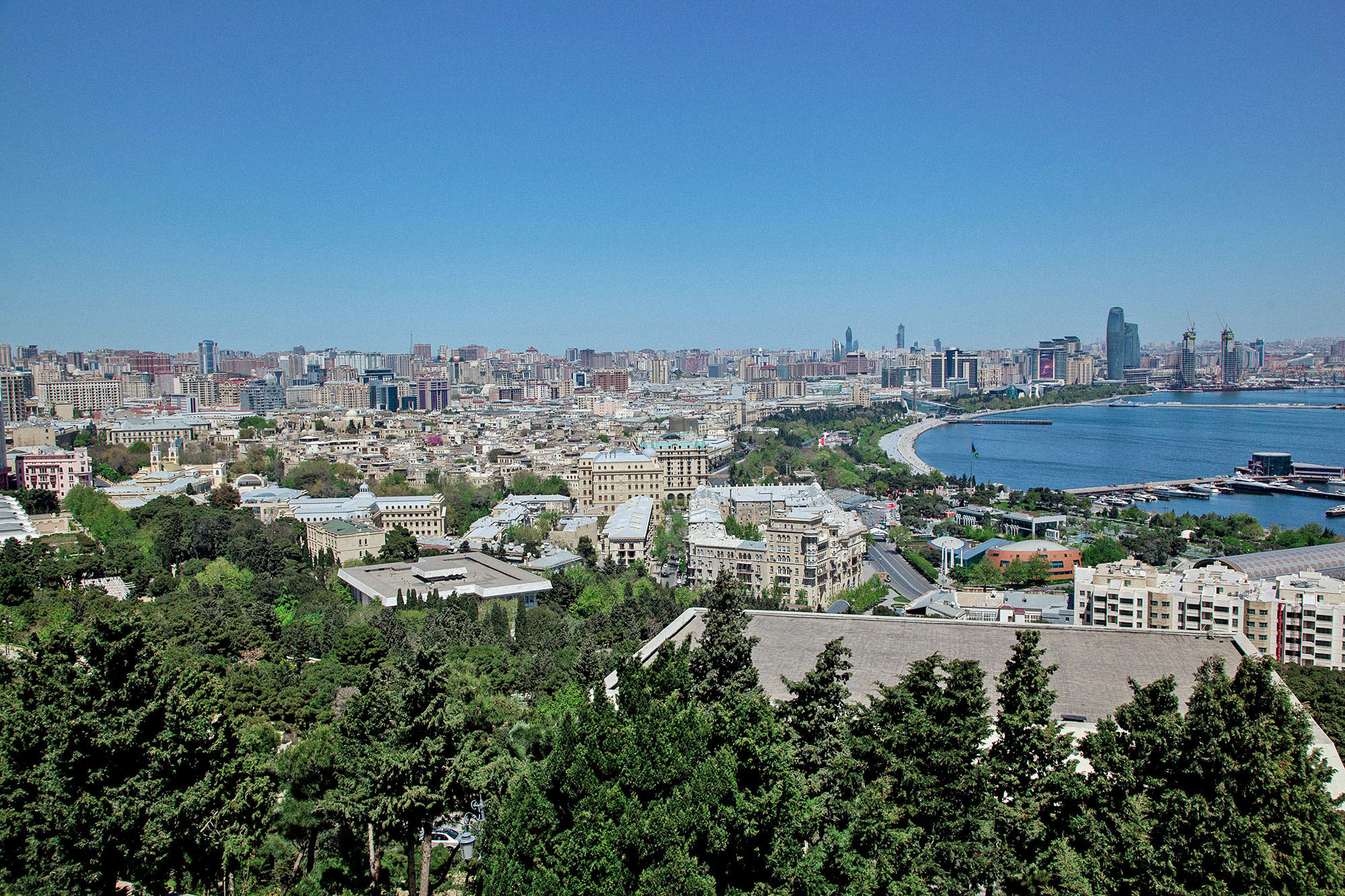 Рядом находится Нагорный парк, с которого открывается прекрасный вид на Баку. Подняться можно на фуникулере за 40 ₽ или бесплатно по лестнице