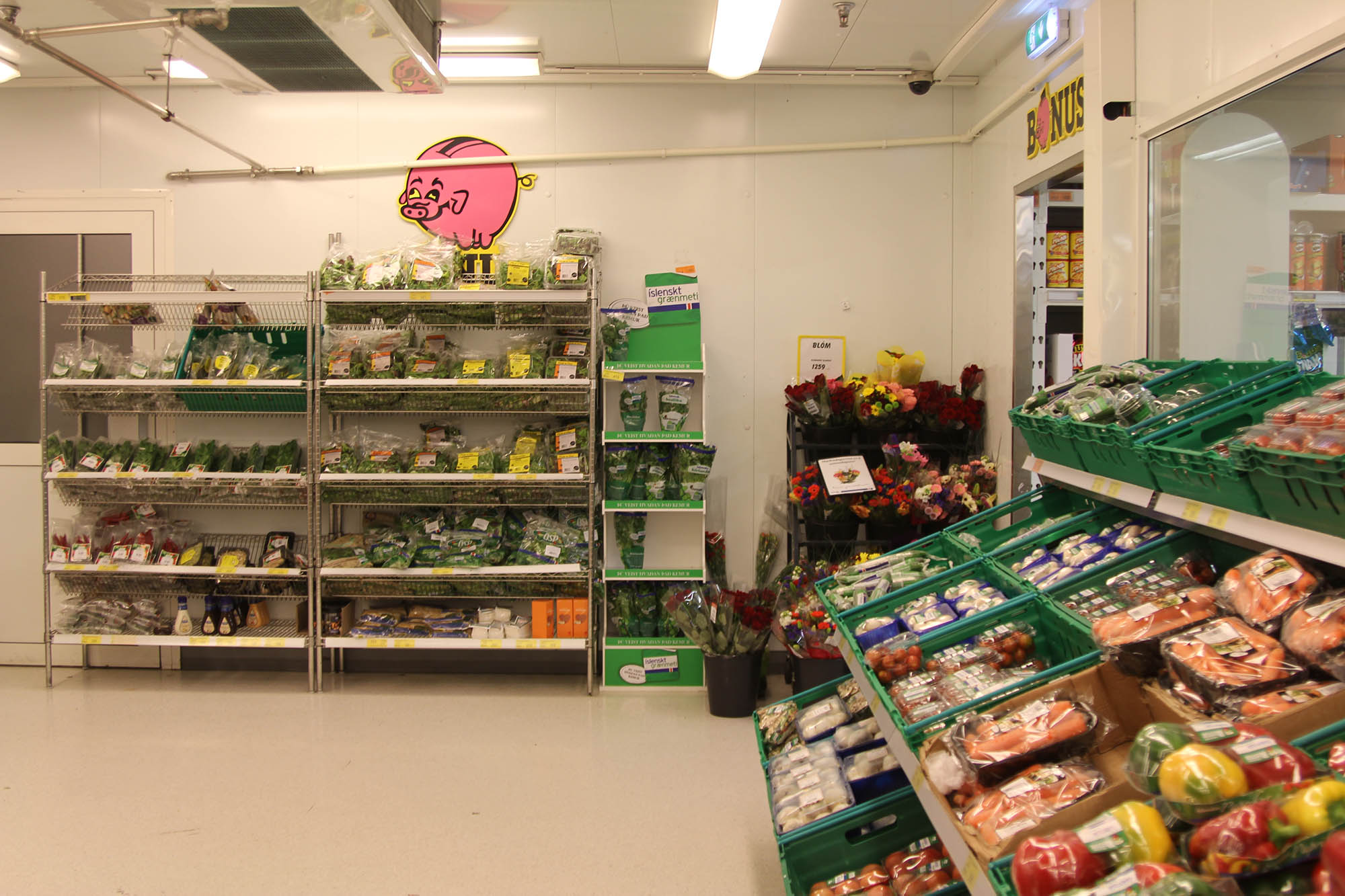Овощной отдел самого бюджетного супермаркета в Рейкьявике «Бонус»