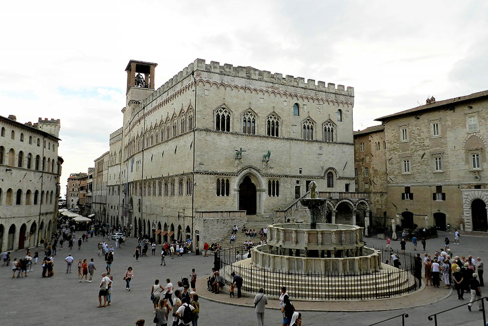 Главная площадь Перуджи — Piazza IV Novembre — с фонтаном «Маджоре». По вечерам здесь много студентов и молодежи. Все сидят на ступеньках, пьют пиво и болтают