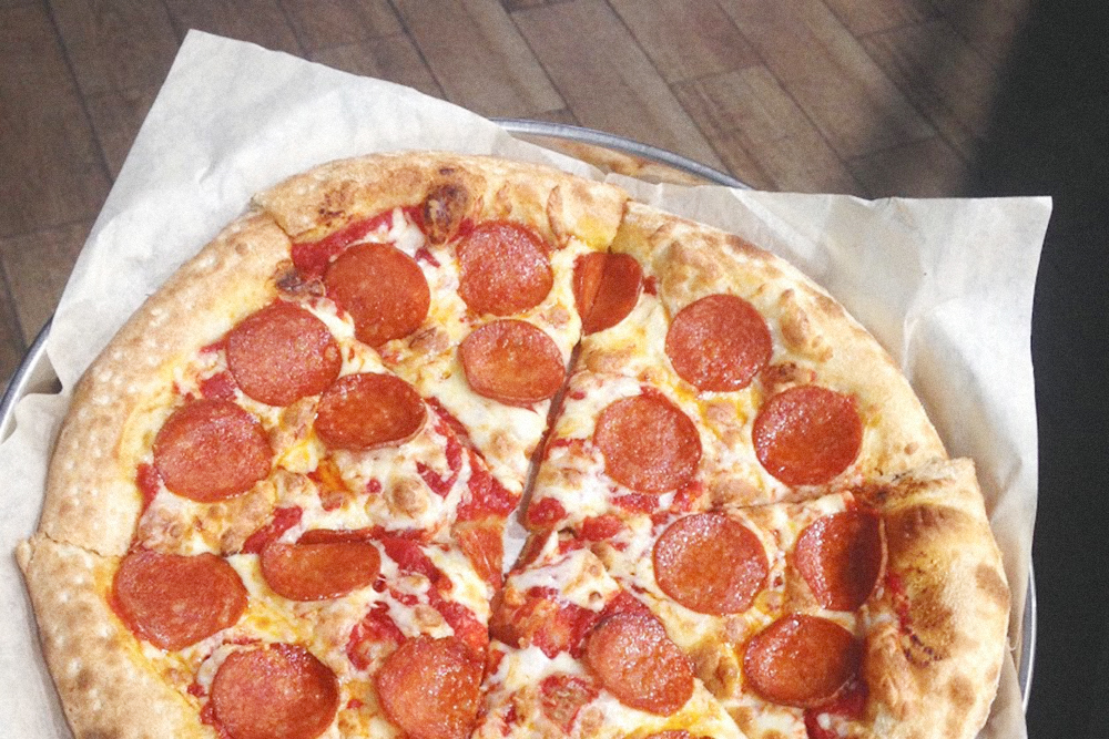 Себестоимость пиццы «Пепперони» — 155 ₽: тесто — 12 ₽, соус — 15 ₽, колбаса пепперони — 40 ₽, сыр моцарелла — 70 ₽, коробка — 18 ₽