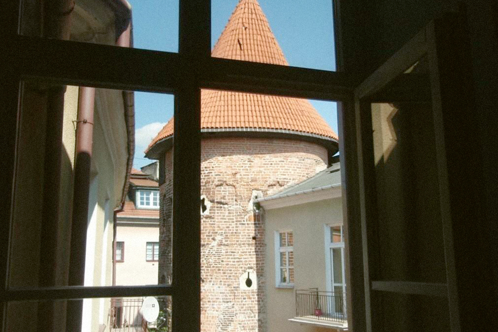 Нам сказали, что из окна будет видно башенку одного из замков. Но увидеть ее можно только из окна ресепшена. Фото: 