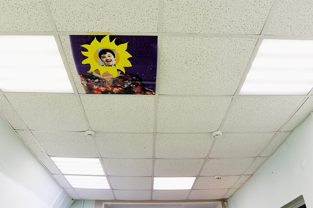 Однажды Тойво сказал сотрудникам: «Работайте, солнце еще высоко». На следующий день они повесили на потолке такой плакат