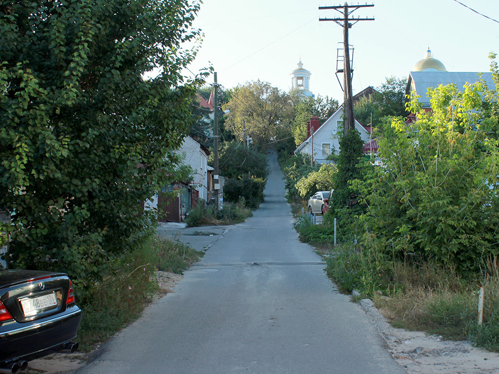 Типичная улица в частном секторе на правом берегу. В пяти минутах ходьбы проспект Революции — главная улица города