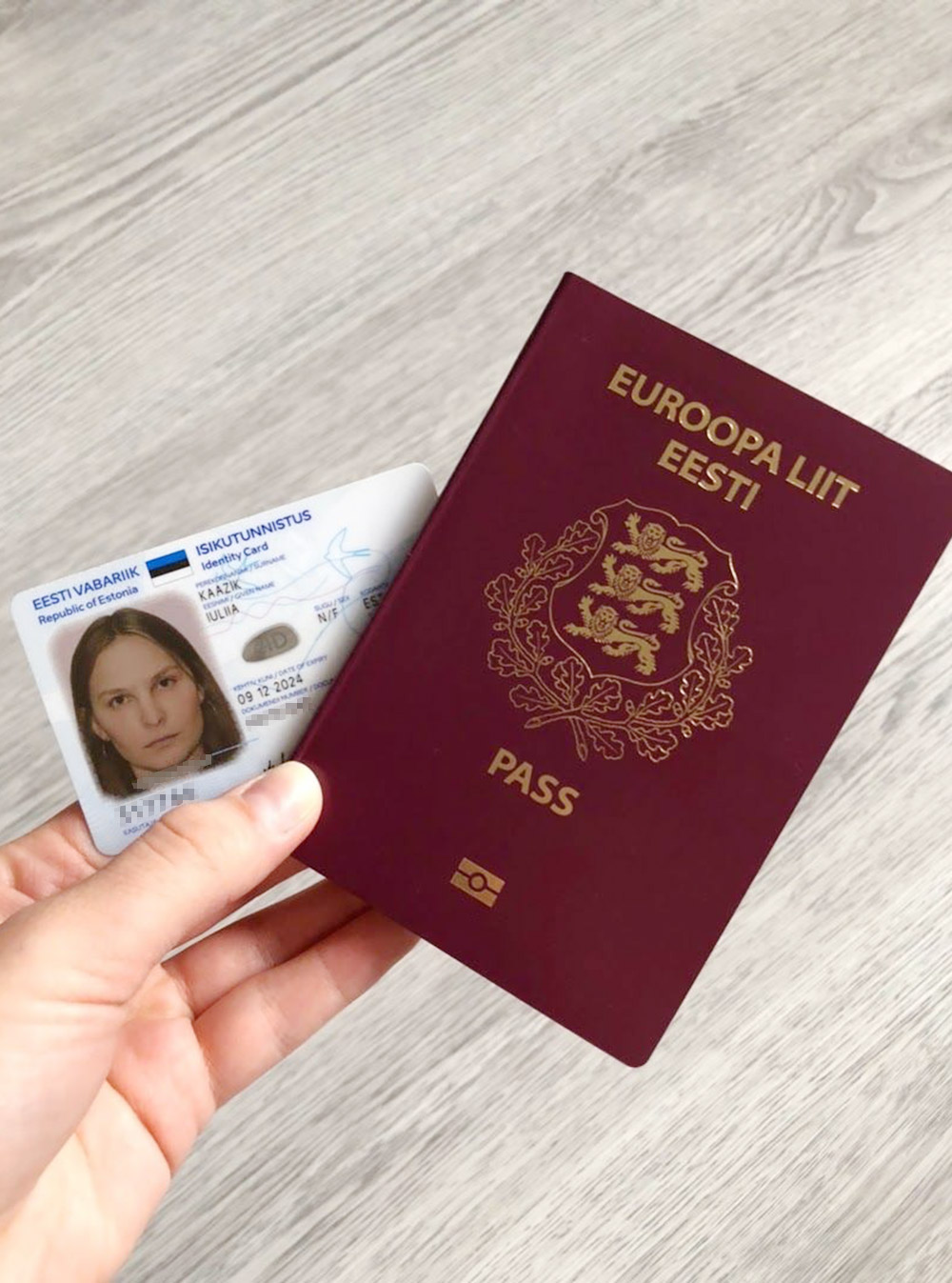 Мои новенькие паспорт и ID-карта. Планировала обмыть их поездкой в Европу на майские праздники, но в 2020 году у коронавируса свои планы. Поездку пришлось отложить на неопределенный срок