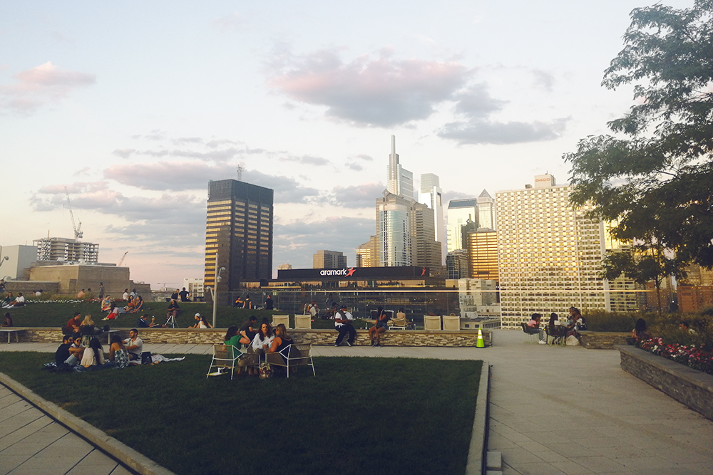 Одно из многих популярных мест в Филадельфии — пространство Sunset Social, расположенное на крыше. Там посетители могут заказать напитки и закуски, посидеть на траве, полюбоваться закатом и даже посмотреть бейсбол на большом экране
