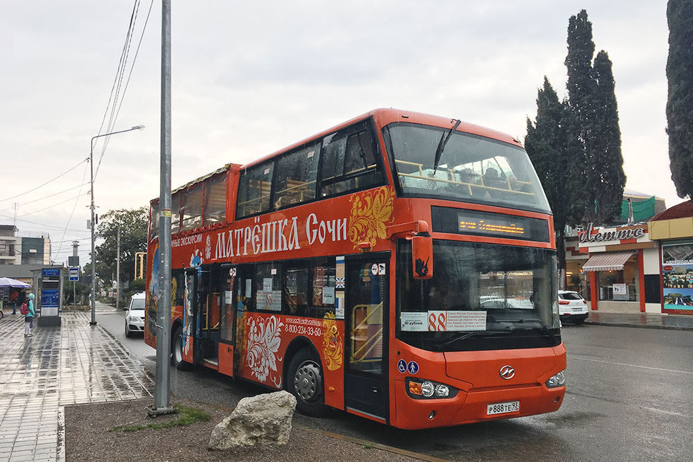 В межсезонье экскурсионный автобус работает как рейсовый и возит по Сочи от вокзала до Олимпийского парка за 80 рублей