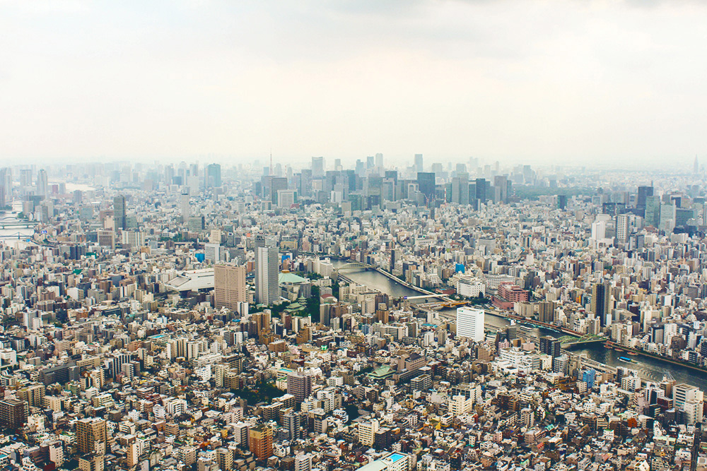 Многие районы Токио целиком состоят из невысоких домов и узких улочек. Даже коренные токийцы легко теряются в этом бесконечном лабиринте