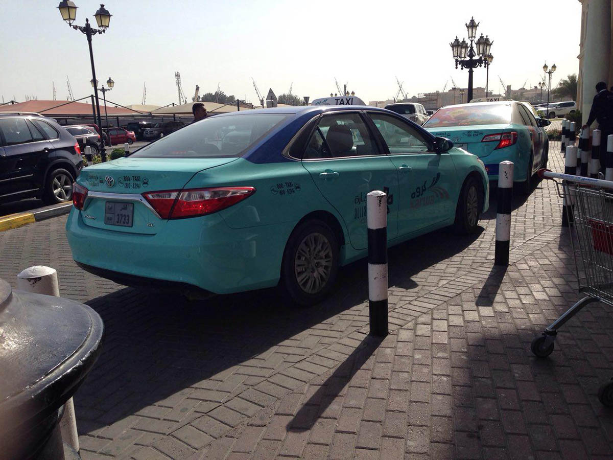 Машины городского такси «Карва» обычно стоят у входа в шопинг-моллы