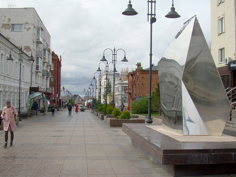 Многие спортивные и культурные объекты Омска сделаны на деньги нефтезавода. Например, пешеходная улица Чокана Валиханова